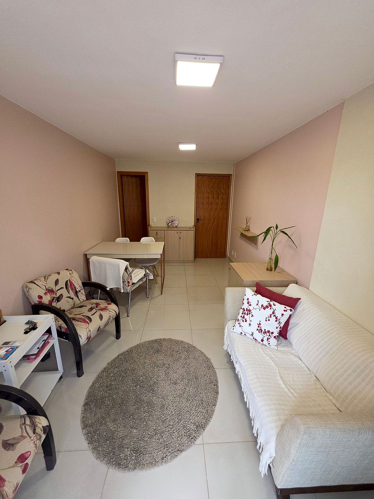 Sala de atendimento com mesa e poltronas